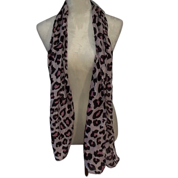 Women’s light pink leopard print scarf - Picture 1 of 8